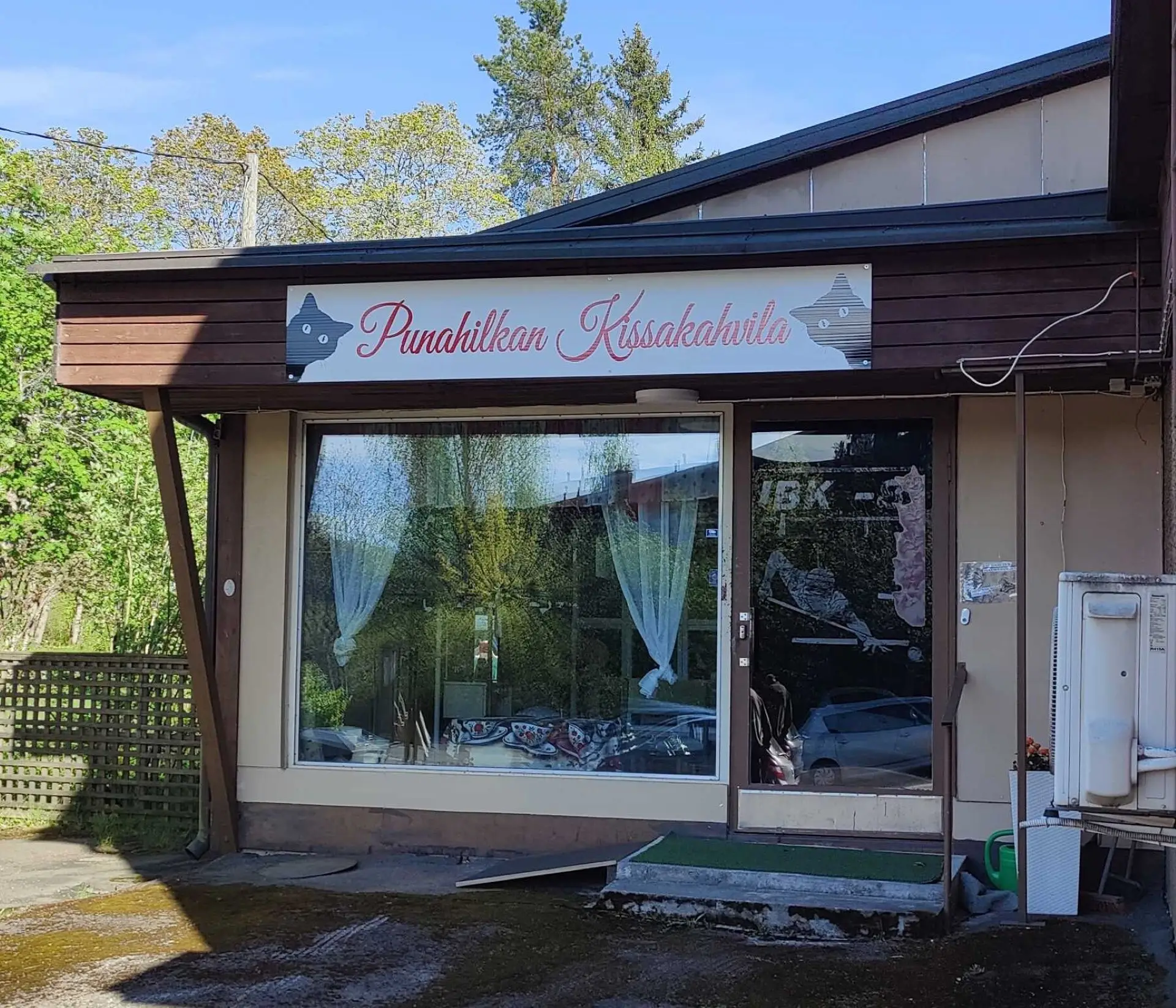 punahilkan kissakahvilan pääsisäänkäynti